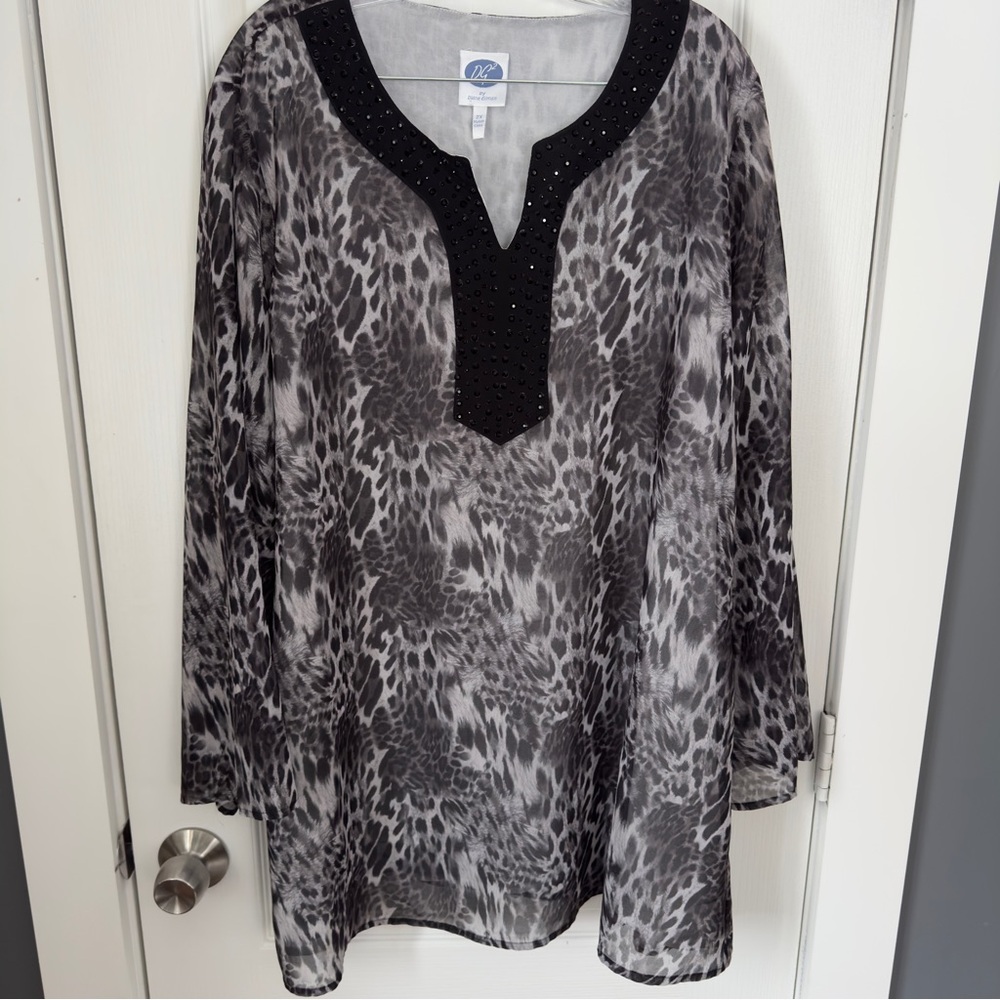 DG2 by Diane Gilman Black and Gray Animal Print Woman’s Tunic Size 2X